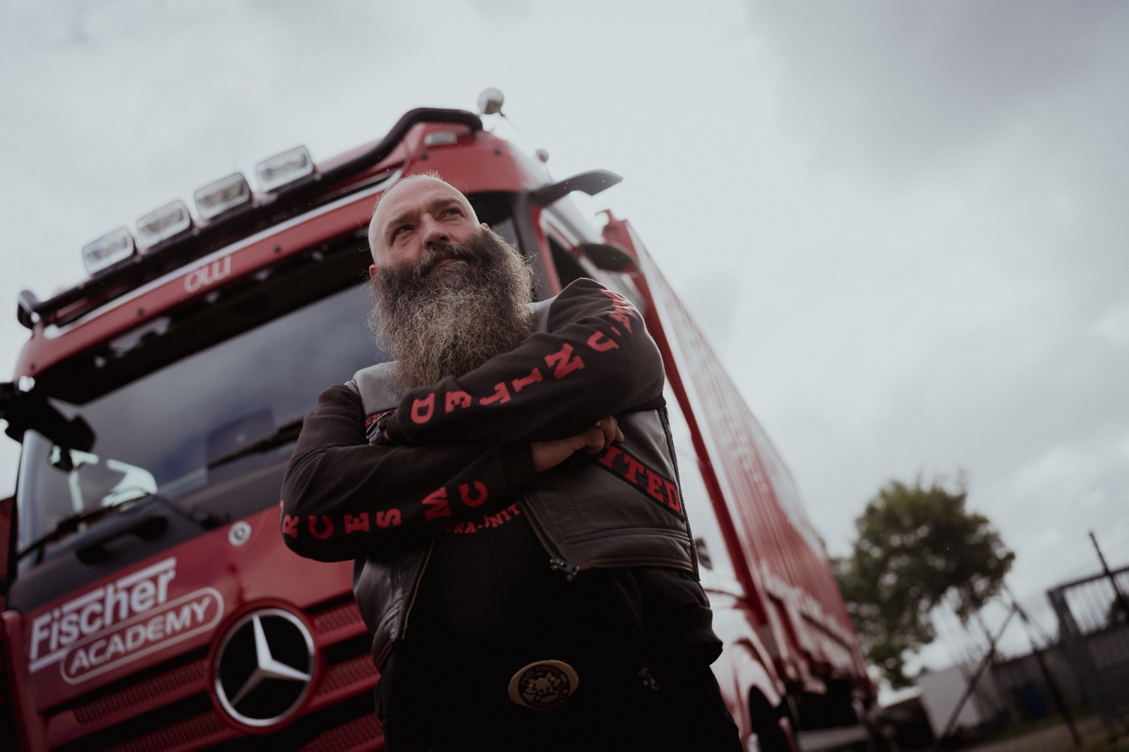 Mitarbeiter, Empfehlung, TransLog Marketing, Transport, Logistik, Spedition, Fahrer, LKW Fahrer, Berufskraftfahrer, Kraftfahrer, Fahrermangel, Lösung, Fachkräftemangel, Recruiting, Mitarbeiterempfehlungsprogramm, Programm, Lucas Fischer, TLM, Strategie, Deutschland, Tipps, Tricks, Mitarbeitergewinnung, Mundpropaganda, 7 unschlagbare Vorteile durch Mitarbeiterempfehlungen für Fahrer – So stärkst du dein Recruiting nachhaltig